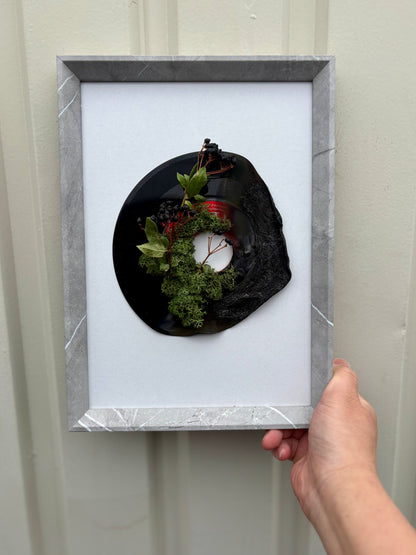 壁や棚に飾れるレコードとモスの植物装飾